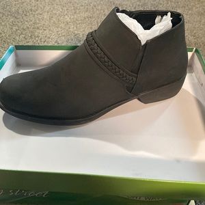 Brand new 9 1/2 black dress shoes